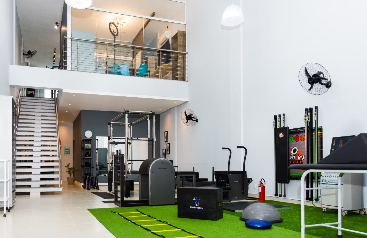 Espaço da clínica Ciência Funcional em Canoas com equipamentos de pilates e reabilitação